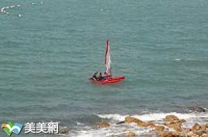 馬祖地區少見的獨木舟式帆船，昨天在一場教師研習中出現，乘風破浪引起路人注目。（圖／文：邱竟瑋）