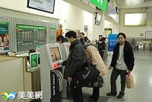 寒假開始，南竿機場湧現前往台灣的人潮，昨天下午為止已獲得紓解，旅客正運用自動報到系統取得機票。（圖／文：邱竟瑋）